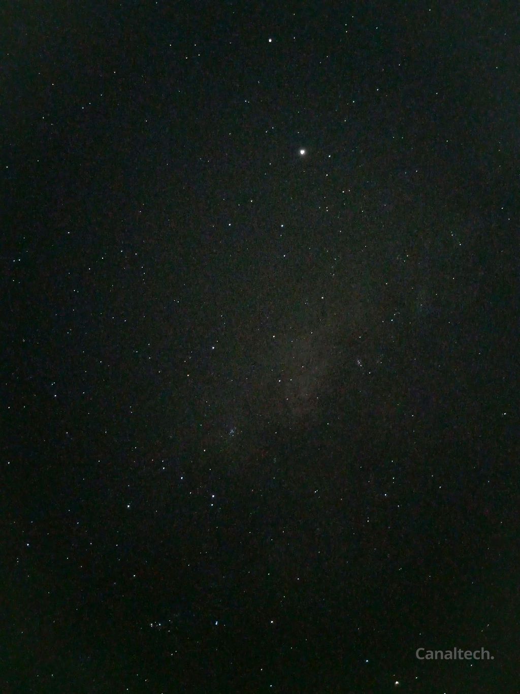 A "mancha" na no centro imagem é, na verdade, a região mais iluminada da Via Láctea no céu noturno, registrada por um celular. O ponto brilhante em destaque é o planeta Saturno (Imagem: Reprodução/Wyllian Torres)