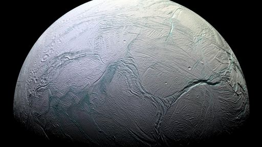 NASA descobre oceano global de água quente em lua de Saturno