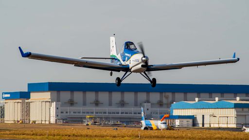 Avião elétrico da Embraer faz primeiro voo; veja como foi