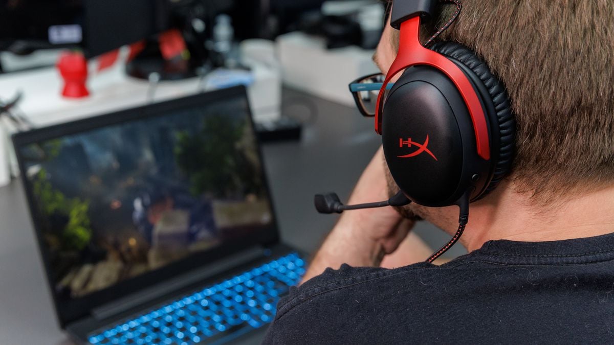 Com áudio 7.1, headset gamer HyperX Cloud III está com preço ótimo no KaBuM!