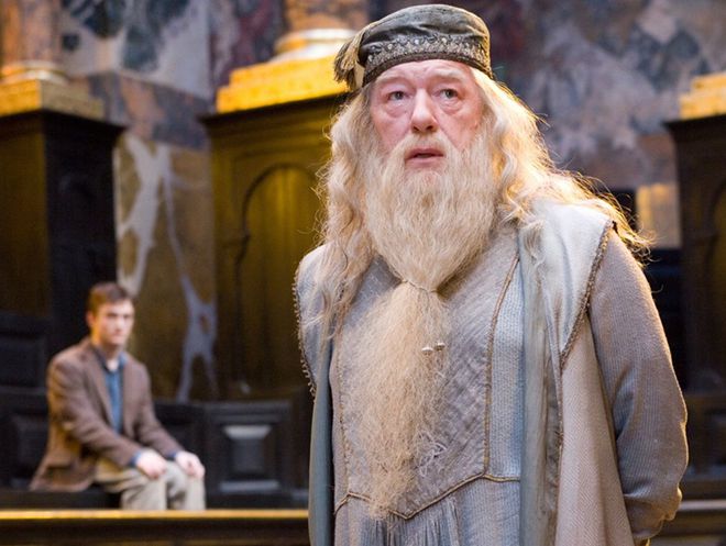 Alvo Dumbledore era o diretor da Escola de Magia e Bruxaria de Hogwarts (Imagem: Divulgação/Warner Bros. Pictures)