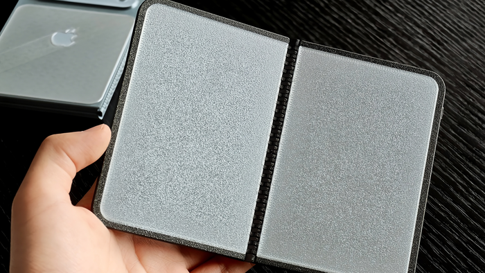 iPhone Fold é impresso em 3D para mostrar como dobrável da Apple fica nas mãos