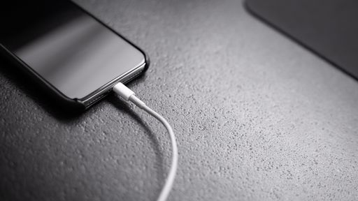 Faz mal usar carregador ou cabo falso no iPhone?