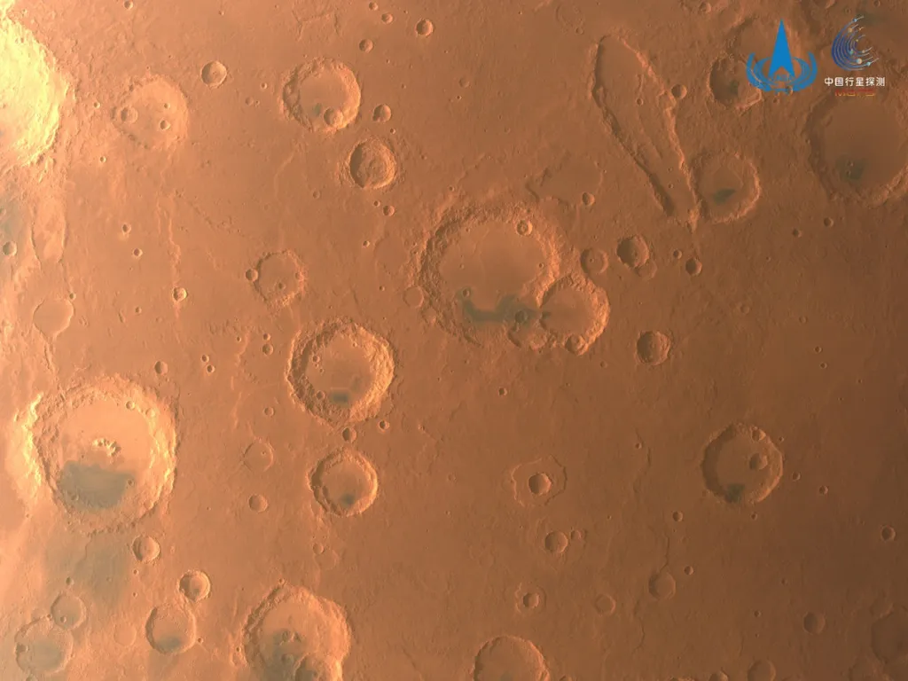 Imagem da cratera de impacto na região de Arabia Terra, mostrando as características geomorfológicas das dezenas de crateras de impacto espalhadas pela área. (Imagem: CLEP)
