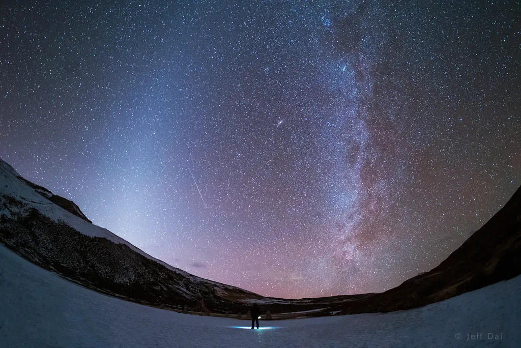 À esquerda, a luz zodiacal; à direita, a faixa da Via Láctea(Imagem: Reprodução/Jeff Dai (TWAN)