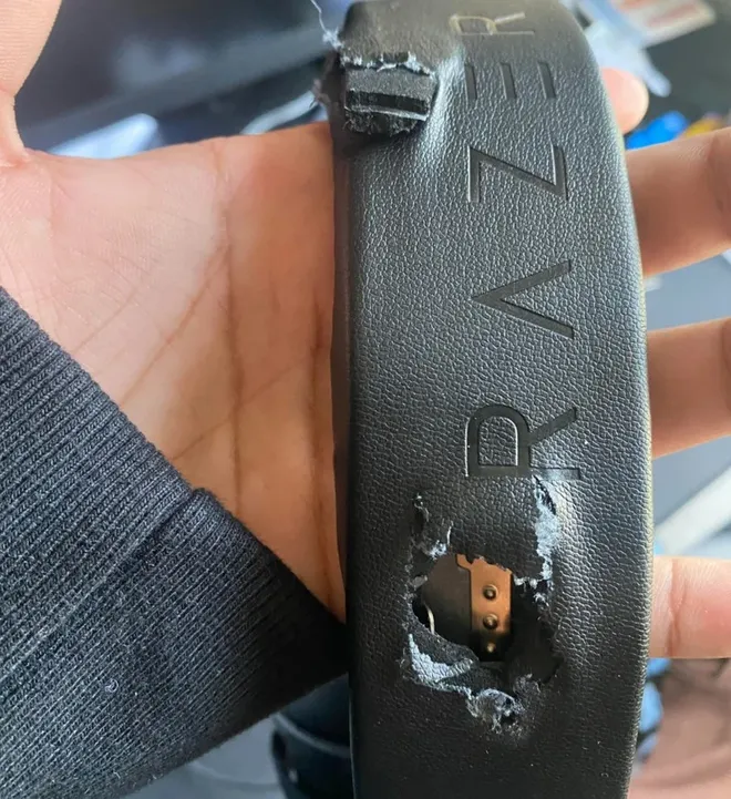 Headset da Razer ficou danificado, mas não deixou a bala passar (Imagem: Reddit/Enough_Dance_956)