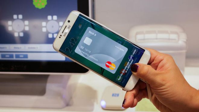 Usuários do Samsung Pay confirmam transação com o leitor de digital