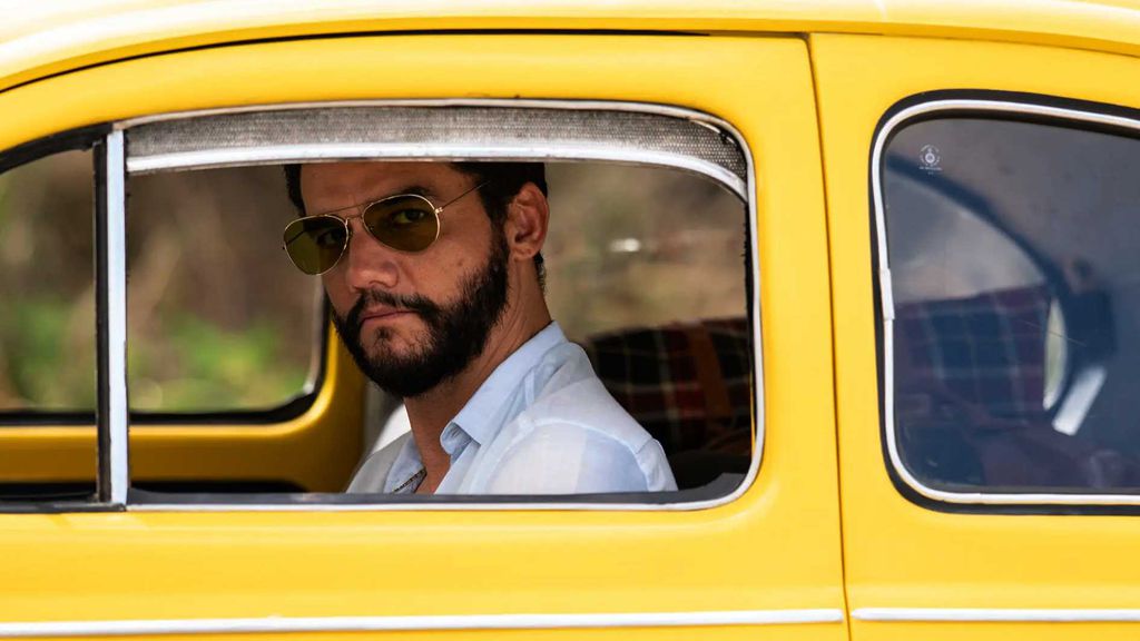 Cena do filme O Agente Secreto com Wagner Moura dentro de um fusca amarelho