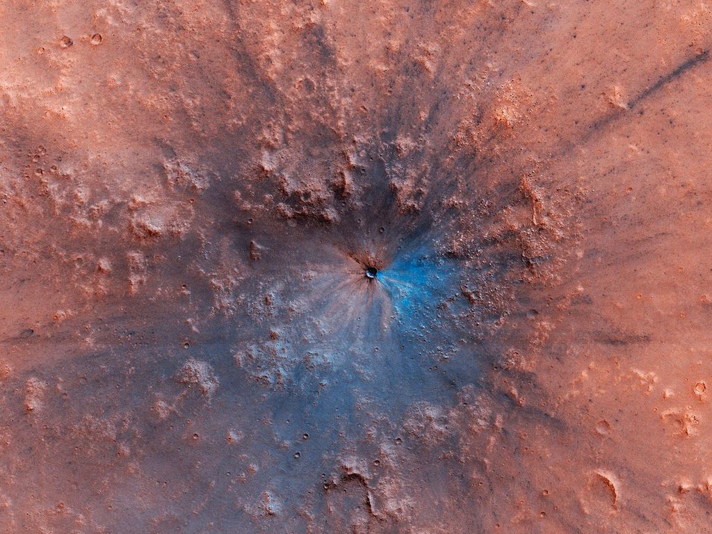 A belíssima nova cratera que surgiu em Marte em algum momento entre 2016 e 2019 (Foto: NASA/HiRISE)