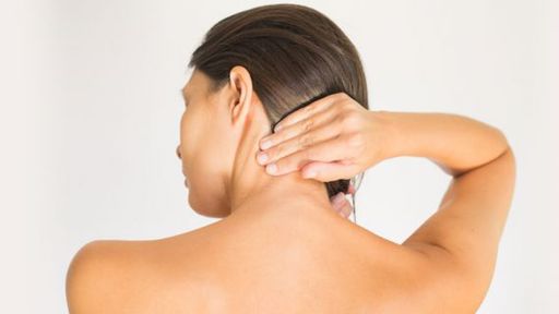 Inclinar a cabeça ao usar o celular pode causar dano cervical, diz OMS