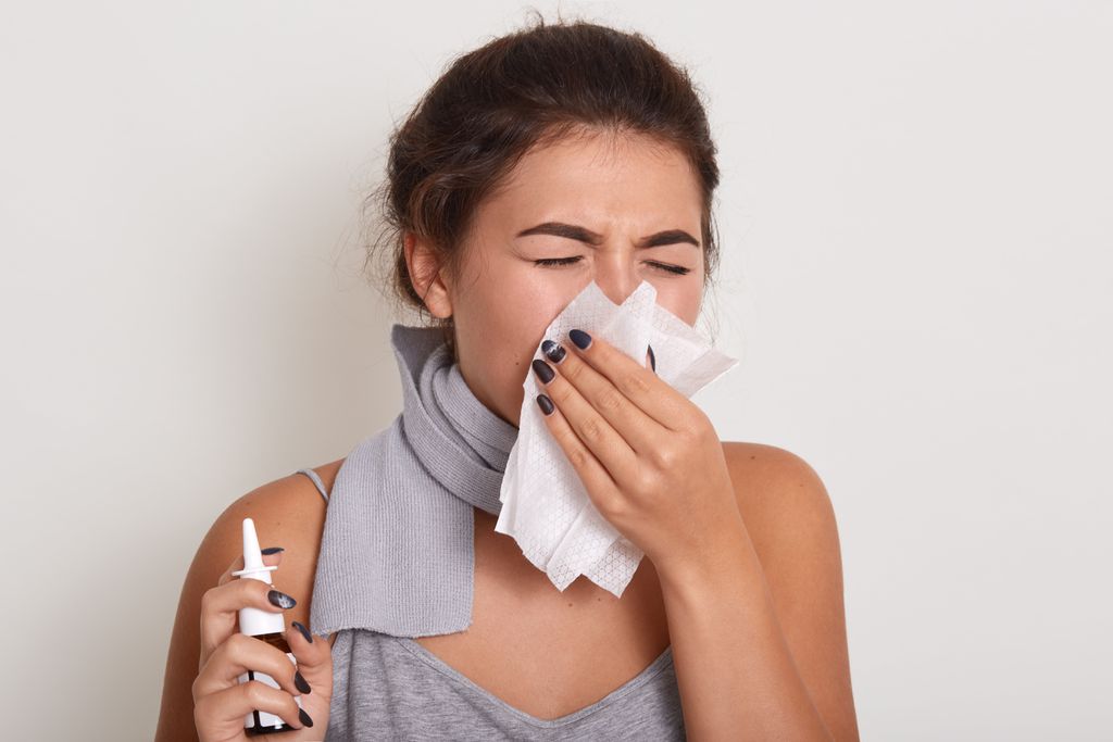 Espirros muito frequentes e coceira no nariz estão entre os principais sintomas de rinite alérgica e alergias da primavera no geral (Imagem: user18526052/Freepik)