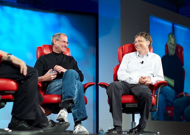Steve Jobs (esq.) e Bill Gates (dir.): CEOs e cofundadores da Apple e Microsoft, respectivamente, tiveram relação tempestuosa, mas se tornaram mais amistosos após os anos 2000 (Imagem: Acervo/Wikimedia Commons)