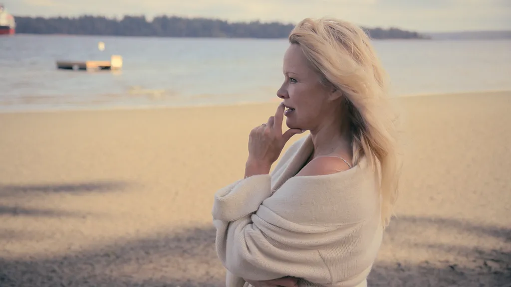 Pamela Anderson: Uma História de Amor traz a atriz assumindo a própria narrativa depois de anos à sombra de uma sextape (Imagem: Divulgação/Netflix)