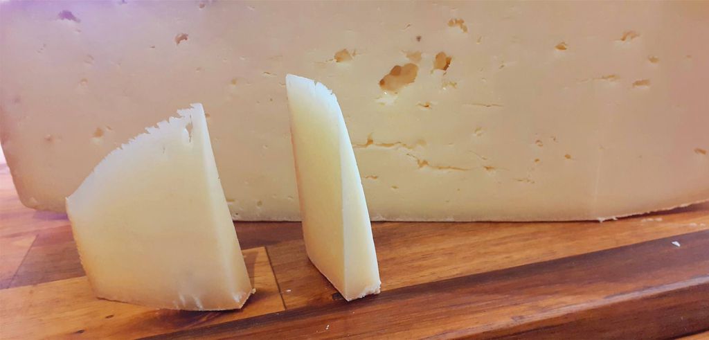 Queijo com olhaduras Queijo com olhaduras