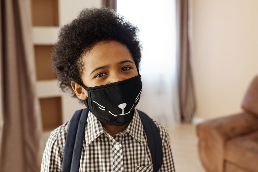 A criança deve usar máscara, mas também trocá-la ao longo do dia, segundo os especialistas (Imagem: August de Richelieu / Pexels)