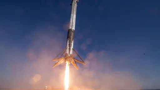 Foguete da SpaceX faz segundo pouso bem-sucedido em terra firme
