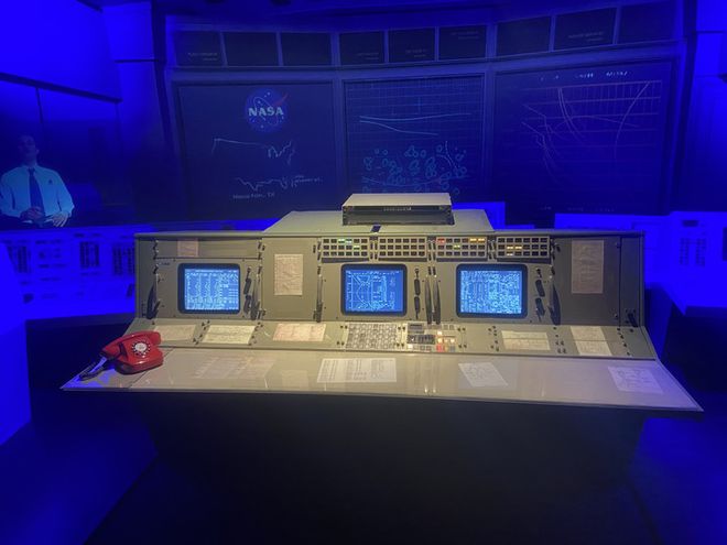 Mesa de controle original que fez parte do programa Apollo (Imagem: Patricia Gnipper/Canaltech)
