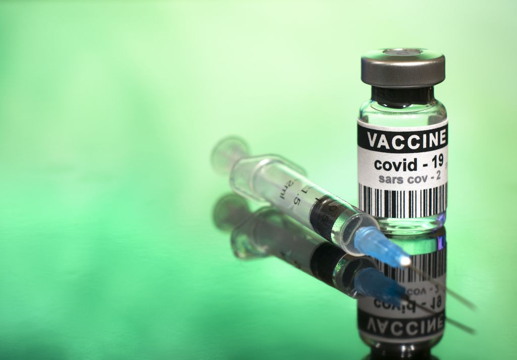 Uma, duas, três, QUATRO doses — quem sabe a vacina seja anual? (Imagem: Alexstand/Envato Elements)
