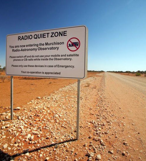 A região do observatório é protegida contra o uso de dispositivos como celulares, que podem afetar as observações (Imagem: Reprodução/SKAO)