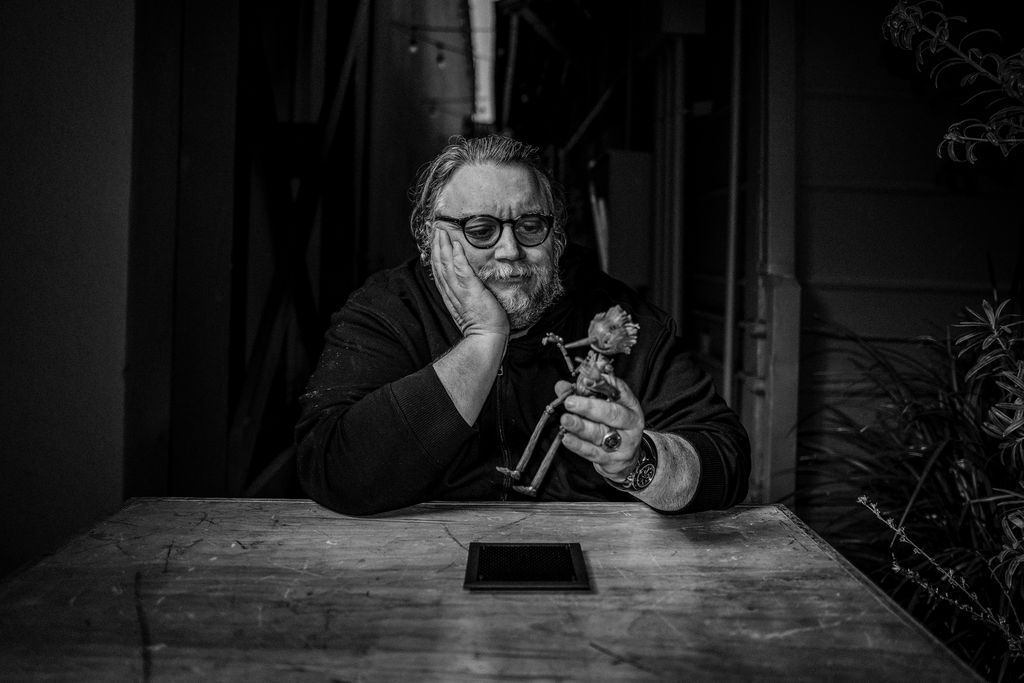 Guillermo del Toro com Pinóquio (Imagem: Divulgação / Netflix)