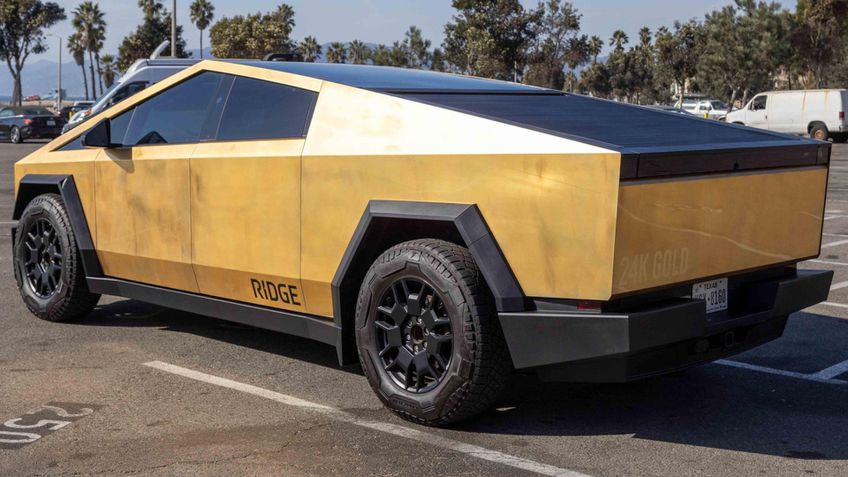 Tesla Cybertruck banhada a ouro
