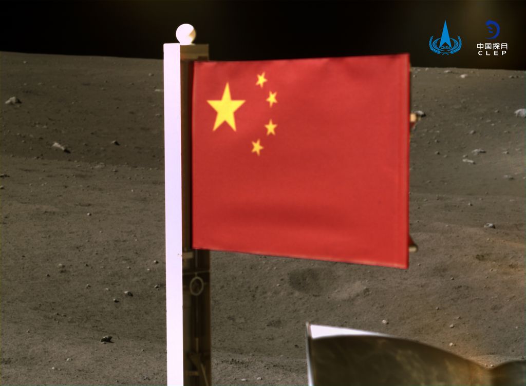  A bandeira chinesa hasteada pela missão Chang'e 5 (Imagem: Reprodução/CNSA/CLEP)
