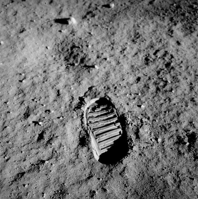 Pegada de Neil Armstrong no regolito lunar, fotografada durante uma atividade extraveicular na Lua (Imagem: Reprodução/NASA)