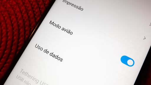 O que acontece se não colocar o celular no modo avião durante um voo?