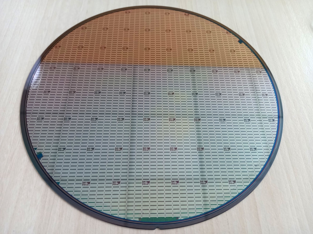 Por utilizar um diafragma de silício, a fabricação dos drivers MEMS é idêntica à de um chip para celular ou computador — na imagem, wafer de silício produzido pela TSMC contendo centenas de drivers da xMEMS (Imagem: Divulgação/xMEMS)
