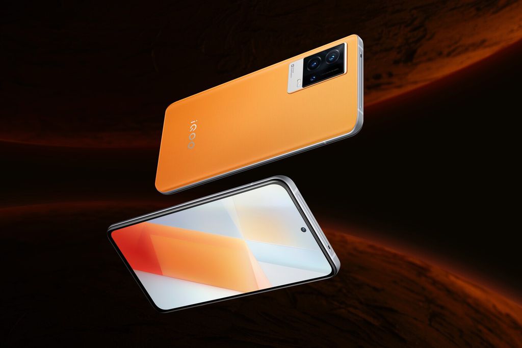 O iQOO 8 se diferencia do irmão Pro pela presença de tela plana e duas cores extras, incluindo o laranja (Imagem: Reprodução/Xataka Android)