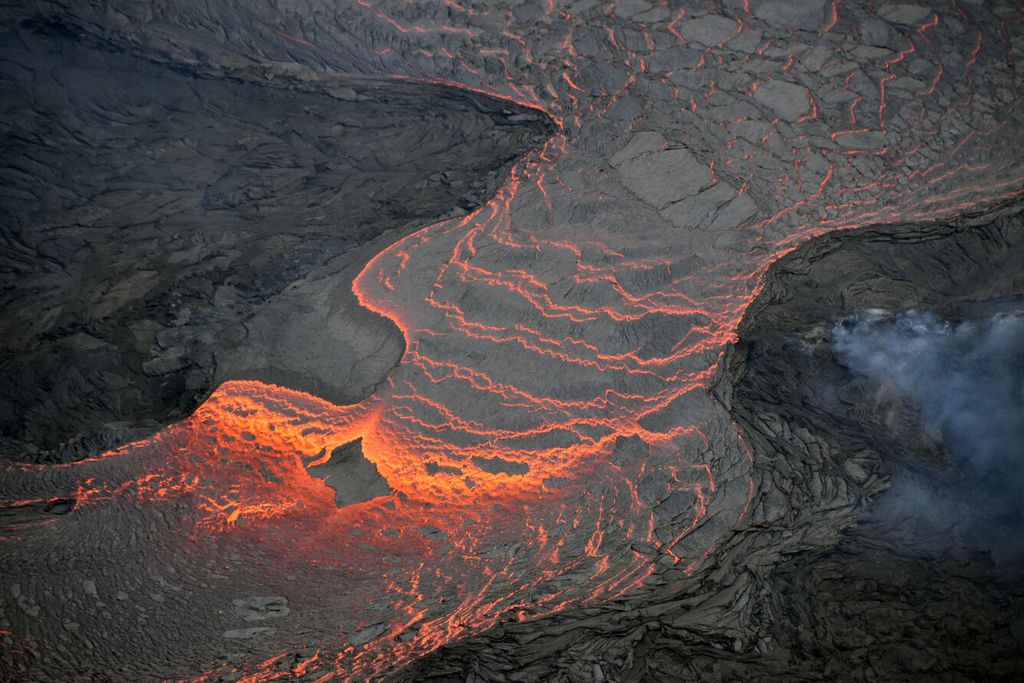 Uma vez na superfície, a lava do vulcão esfria rapidamente por perder calor tanto para o solo quanto para o ar (Imagem: Reprodução/USGS)