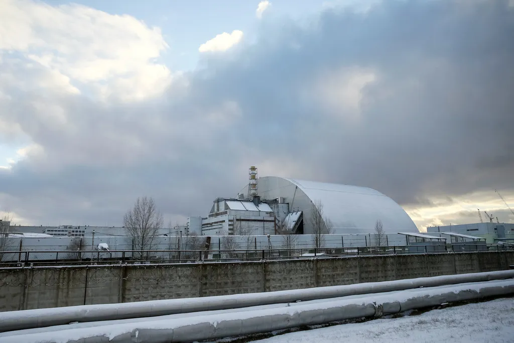 Hoje, a usina é coberta por uma estrutura de concreto, instalada para conter a radiação (Imagem: Reprodução/Gleb Garanich/Reuters)