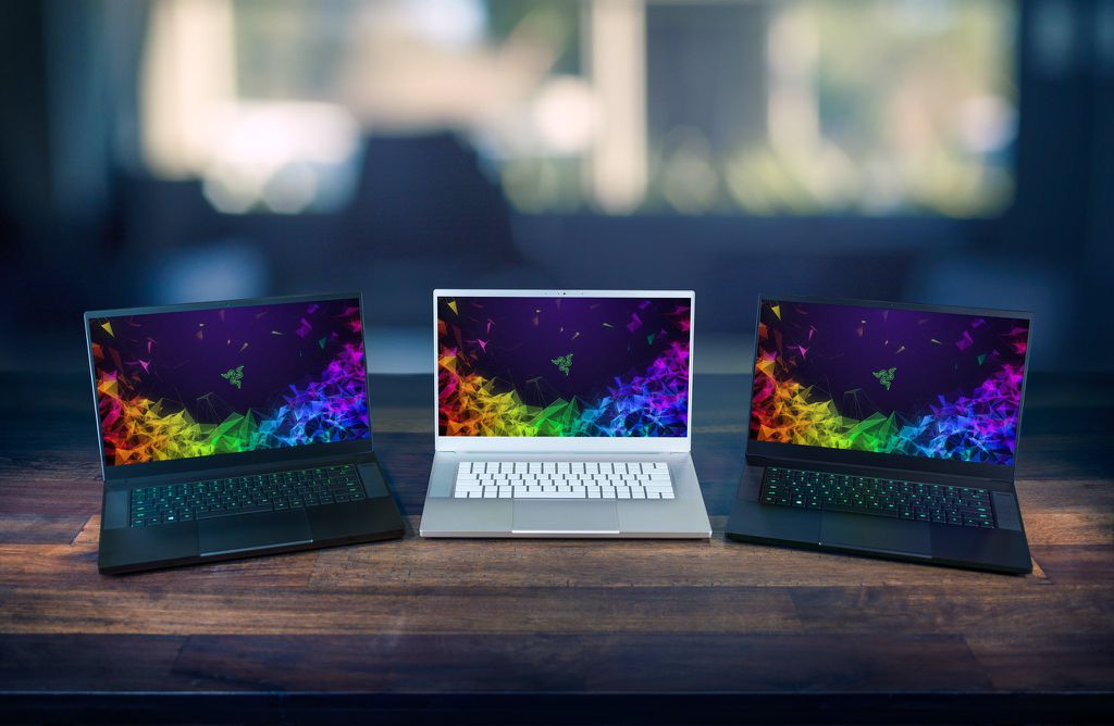 No meio, vemos o Razer Blade 15 Mercury White (Foto: Reprodução/Digital Trends)