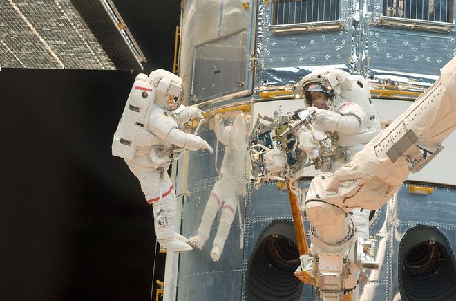 Dois astronautas realizam reparos no Hubble durante caminhada espacial