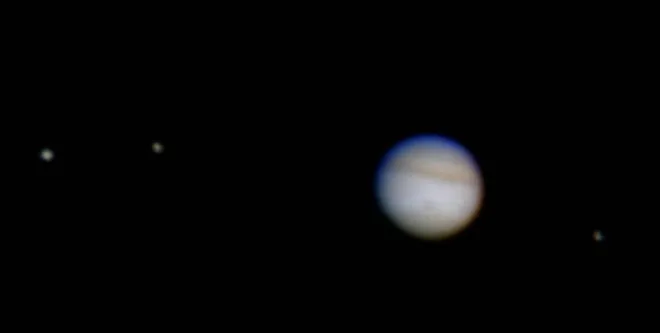 Júpiter e três de suas luas observados através de um telescópio amador, parecido com o de Galileu Galilei (Imagem: NASA)
