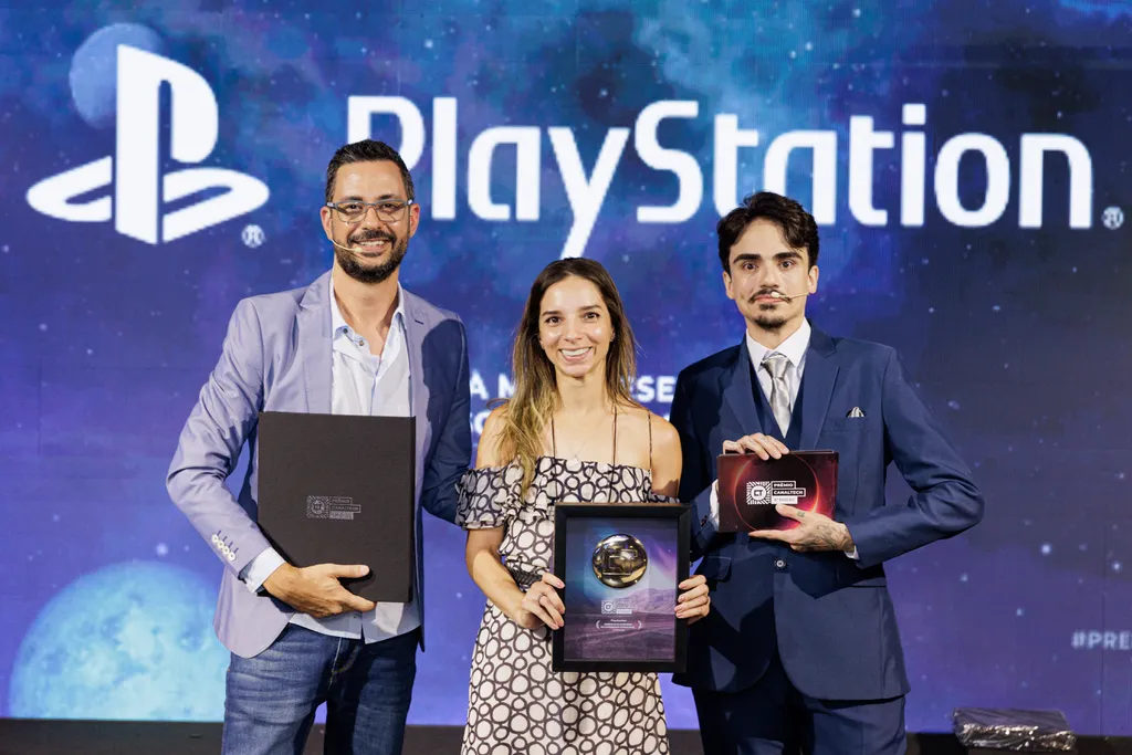 Thaíla Azevedo, Social Media & Influencer Marketing Manager da PlayStation, recebe o Prêmio Canaltech de Console de Videogame mais Desejado no 6º Prêmio Canaltech (Imagem: Ivo Meneghel Jr/Canaltech)