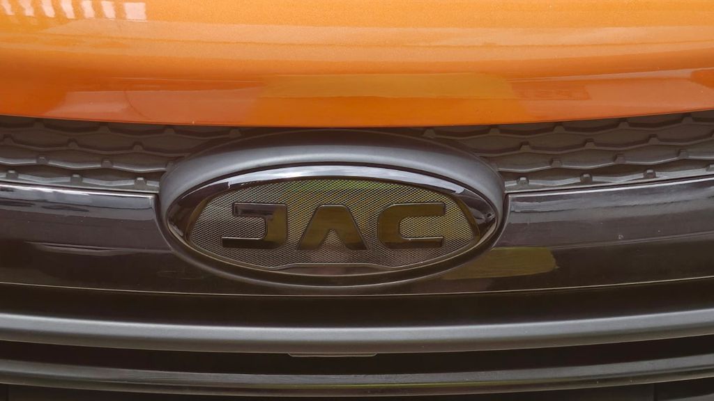 Foto acima mostra aplicação do adesivo no logo tipo da JAC e nas grades dianteiras (Imagem: Paulo Amaral/Canaltech)