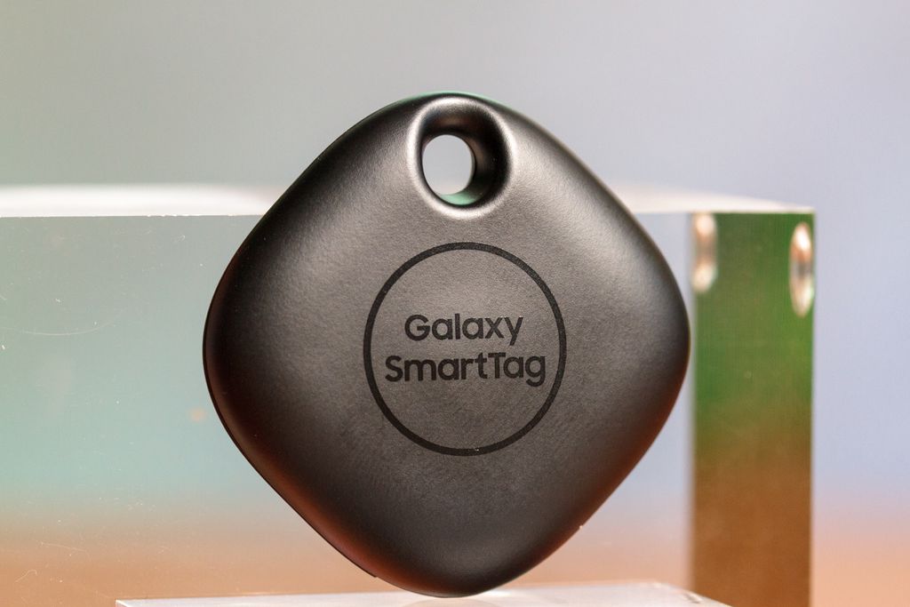 O Galaxy SmartTag já vem com um furinho para prender em chaves (Imagem: Ivo/Canaltech)
