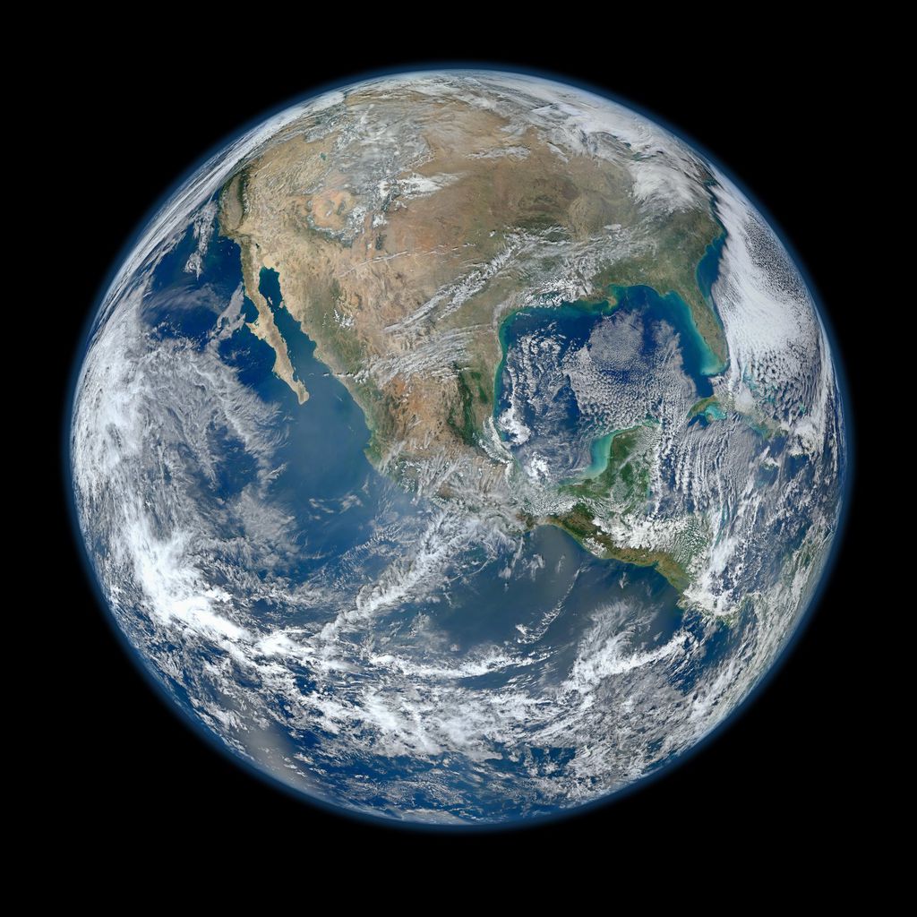 Terra fotografada pelo satélite Suomi NPP. A gravidade do nosso planeta é capaz de manter o formato circular (Imagem: Reprodução/NASA)