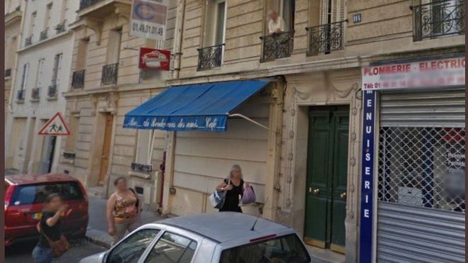 Em Paris, um senhor conversa com a cuidadora da janela: ele faleceu meses depois (Imagem: Reprodução/BBC)