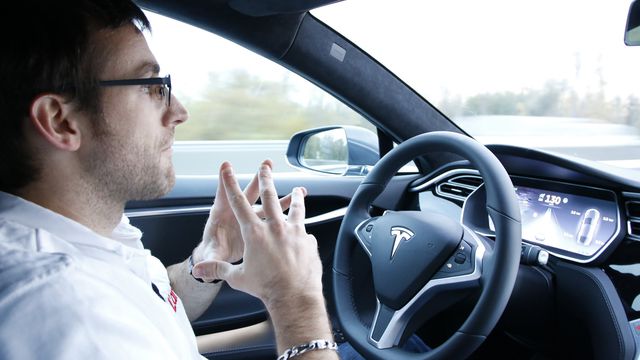Tesla quer gravar motoristas em casos de acidente com seus carros