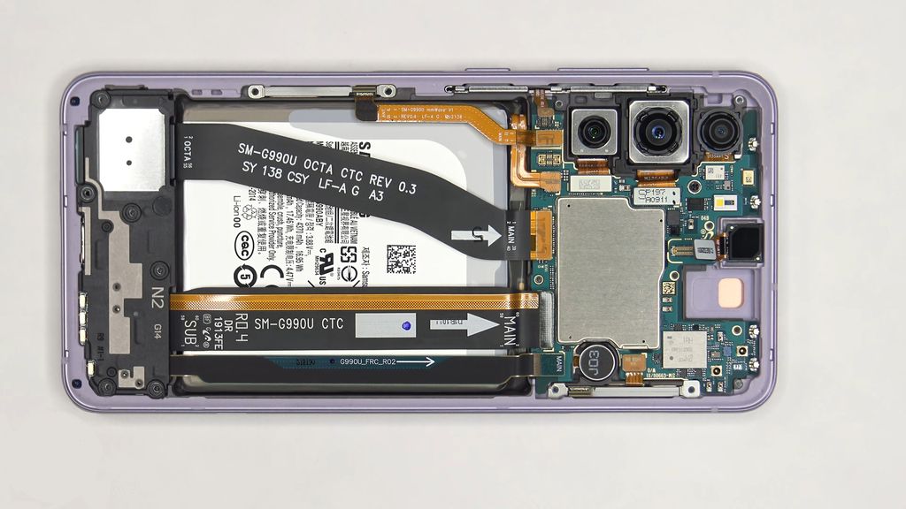 Galaxy S21 FE tem bateria de 4.500 mAh (Imagem: YouTube/PBKreviews)