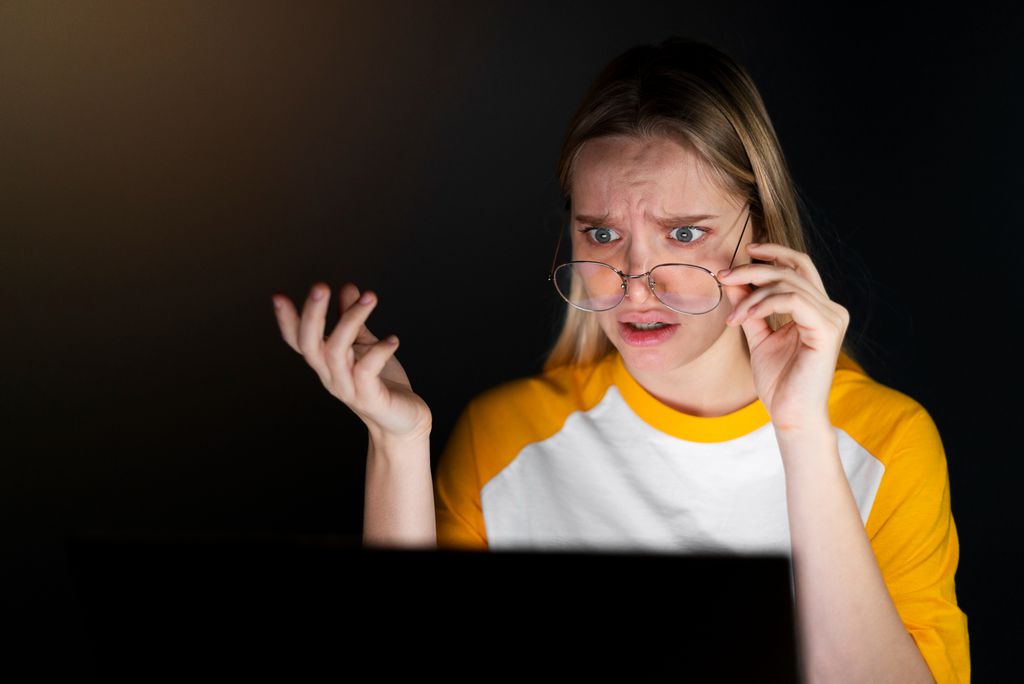 A performance dos usuários frequentes de pornografia em tarefas de atenção e precisão foi muito baixa, indicando sintomas cognitivos preocupantes (Imagem: Reprodução/Freepik)