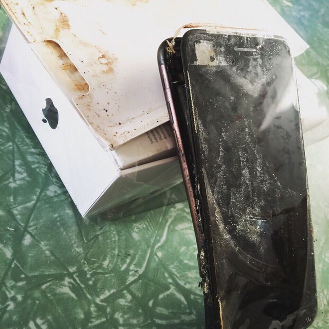 iPhone 7 completamente destruído após aparentemente explodir dentro da caixa