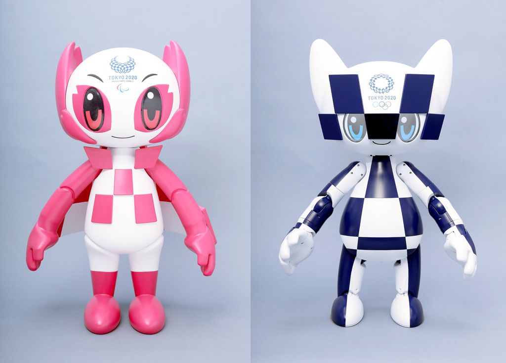 Robôs baseados nos mascotes Someity (esquerda) e Miraitowa (direita)