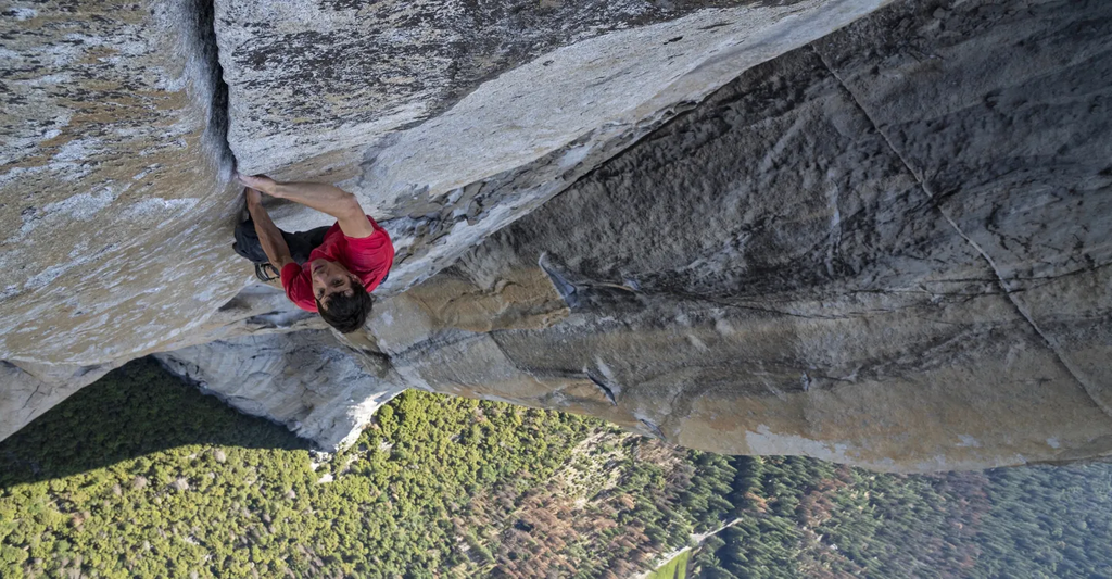 Já pensou escalar uma formação rochosa sem equipamentos? (Imagem: Divulgação / National Geographic)