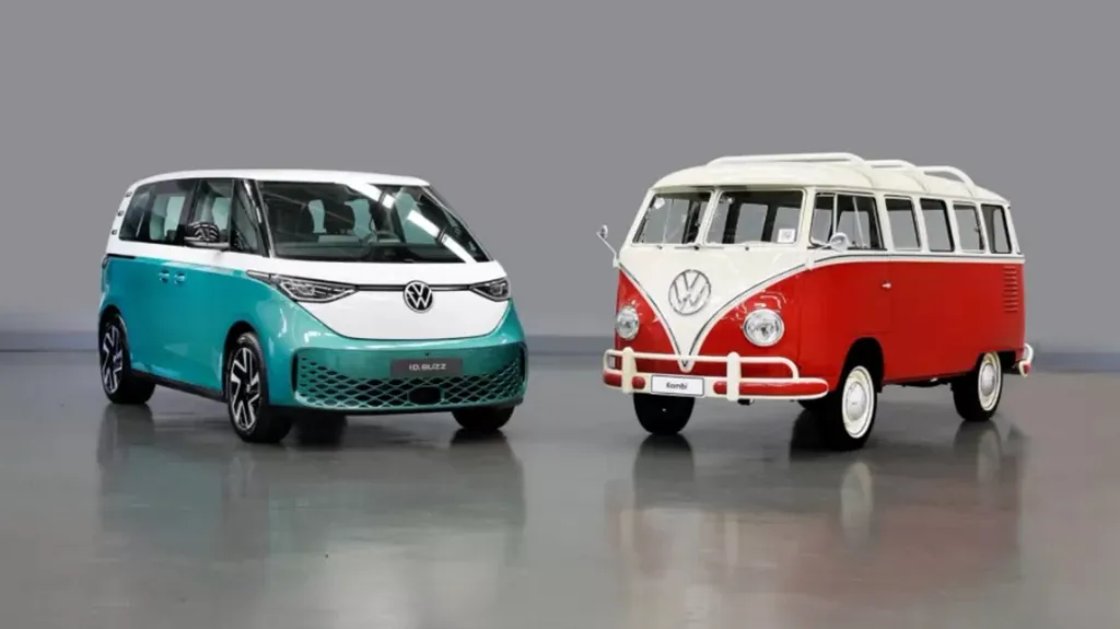 ID.Buzz (à esquerda) e a chamada Corujinha: duas gerações da Kombi (Imagem: Divulgação/Volkswagen)