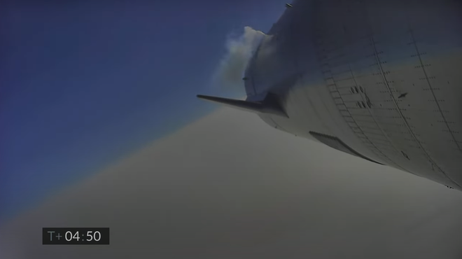 Após atingir 10 km de altura, os motores foram desligados e o SN15 foi manobrado para ficar em posição horizontal (Imagem: Reprodução/SpaceX)