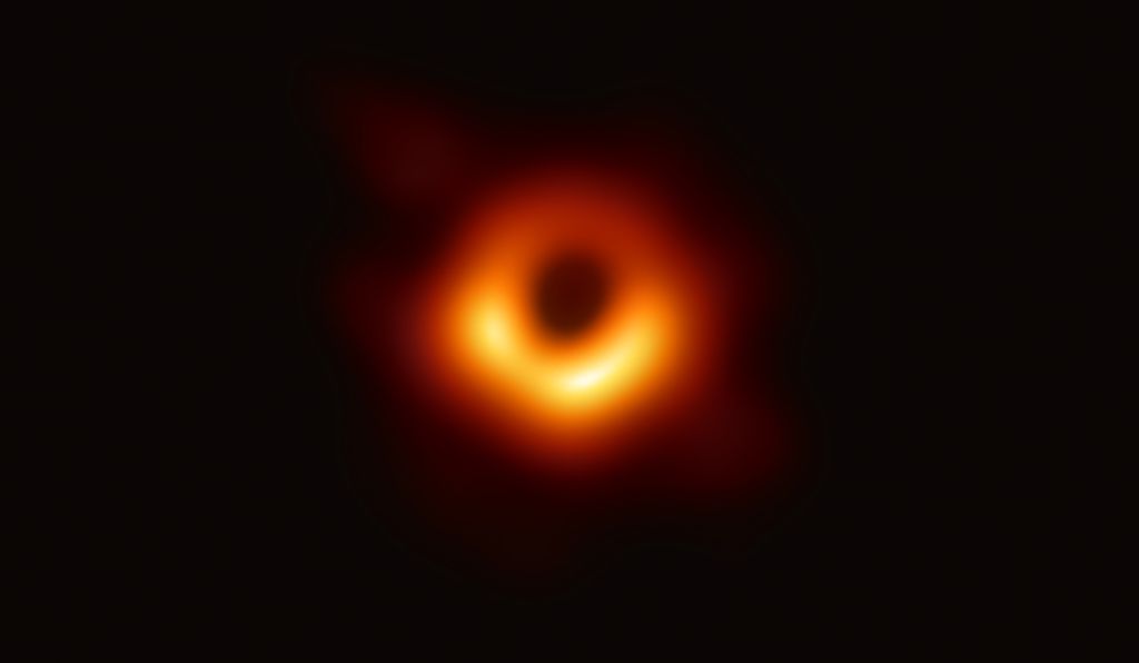 A primeira imagem real de um buraco negro (Imagem: Reprodução/EHT)