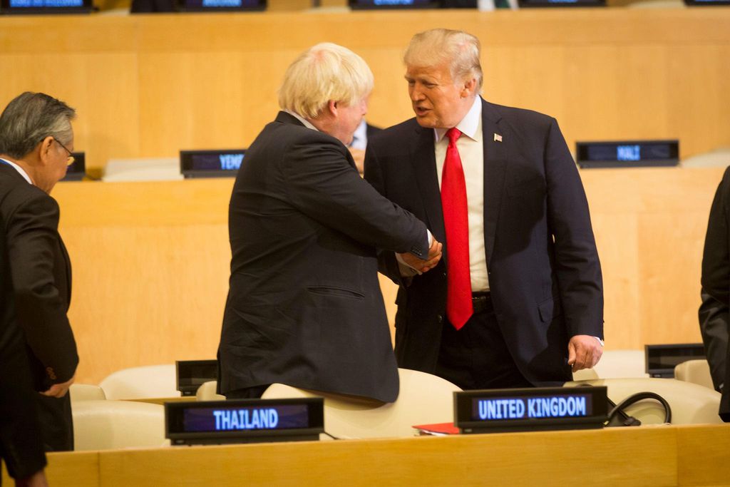  Boris Johnson e Donald Trump: primeiro-ministro inglês cedeu à pressão do presidente dos EUA para banir Huawei (Foto:The White House / Wikipedia)